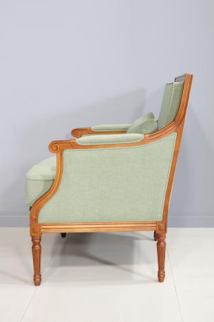 Sillón Laura de estilo Luis XVI fabricado en madera de haya maciza tejido verde Boston
