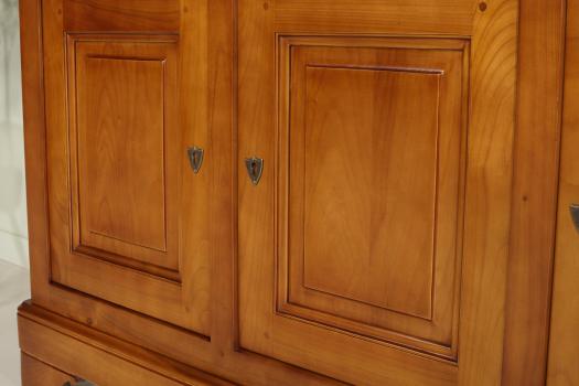 Aparador Camille de 3 puertas de madera maciza de cerezo de estilo Louis Philippe