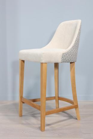 Silla de bar Edouard, asiento y respaldo tapizados, patas de fresno macizo en línea Contemporánea 
