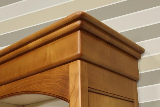 Librería Elise de madera maciza de cerezo en estilo Directoire, acabado en madera de cerezo y color lino