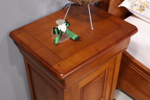Mesilla de noche Léa de 1 puerta y 1 cajón fabricada en madera de Cerezo macizo estilo Louis Philippe