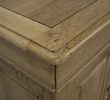 Aparador Alix de 3 puertas fabricado en madera de roble macizo al estilo Louis Philippe acabado natural antik