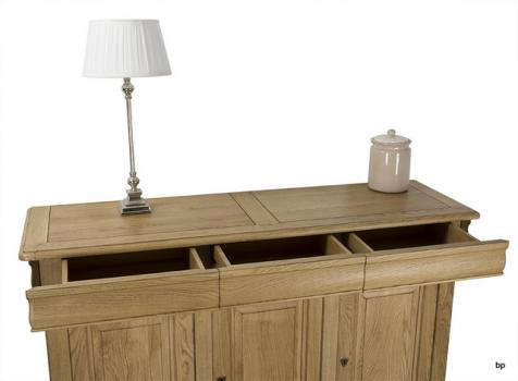 Aparador Alix de 3 puertas fabricado en madera de roble macizo al estilo Louis Philippe acabado natural antik
